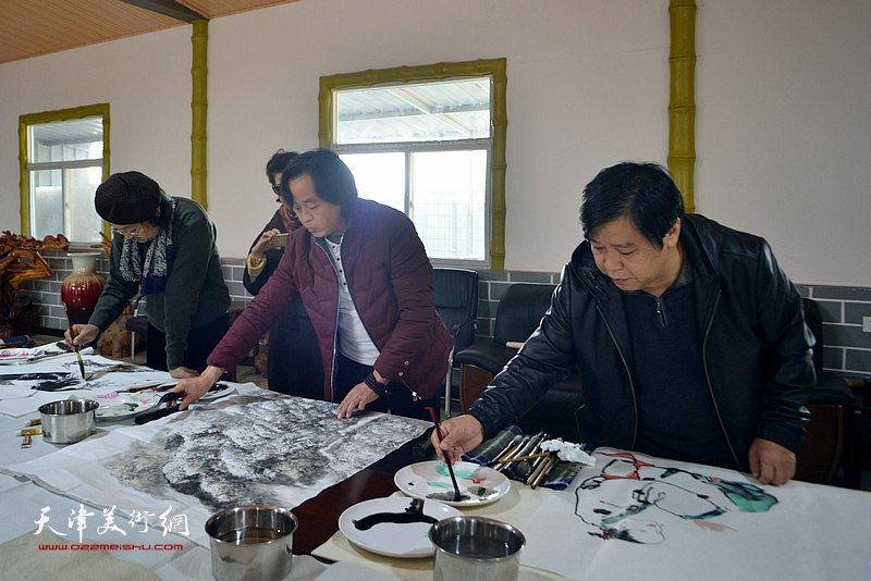 李耀春、黄华、陈学周在京津鲁书画名家交流会上。