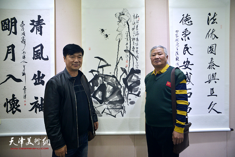 李培发、徐忠在展览现场。