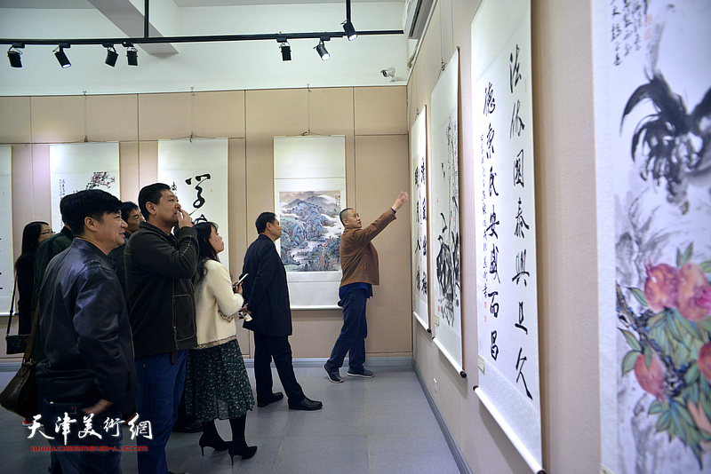 “弘扬宪法精神 建设法治津南”书画展现场。