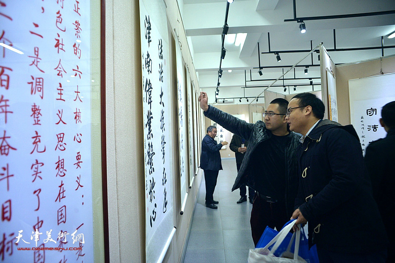 “弘扬宪法精神 建设法治津南”书画展现场。