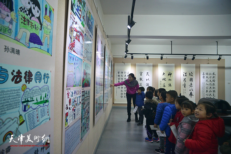 老师在展览现场为小观众们讲解作品。