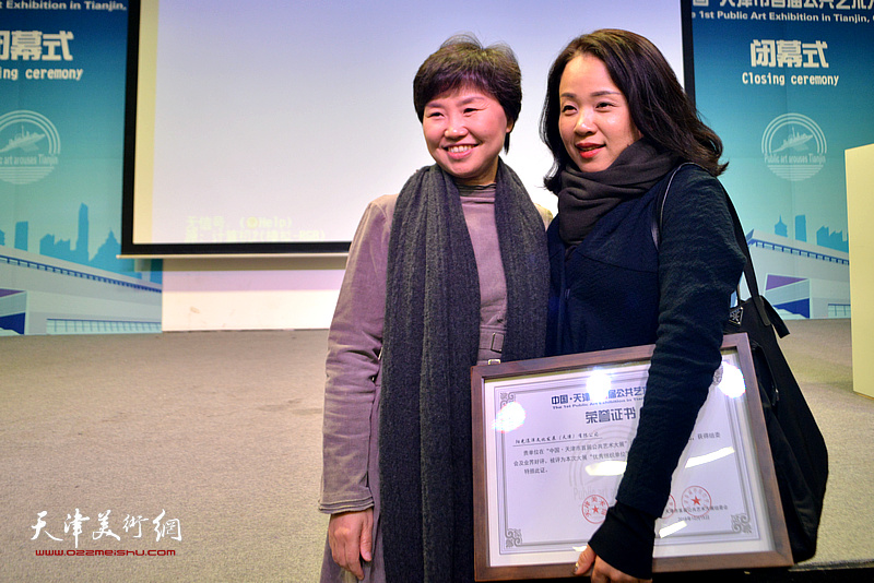 龚丽君与荣获“优秀组织单位”奖的代表在活动现场。