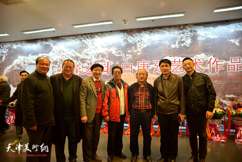 左起：祁宜选、马孟杰、刘家城、曲学真、王书平、郭振山、张硕峰在画展开幕活动现场。