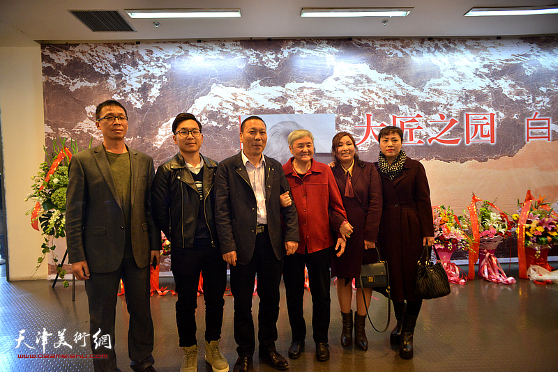 白庚延先生的夫人刘瑞芳与来宾在画展开幕活动现场。