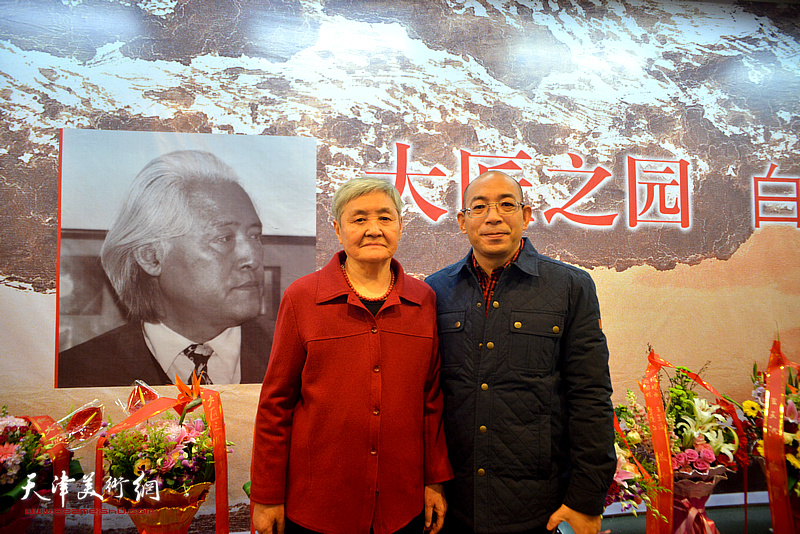 白庚延先生的夫人刘瑞芳与姜志峰在画展开幕活动现场