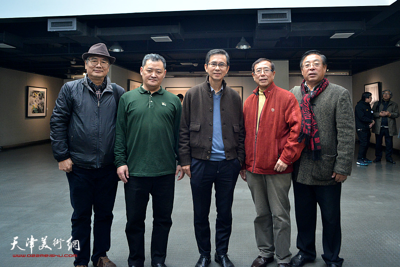 左起：张佩钢、白鹏、何家英、崔俊臣、赵俊山在画展现场。
