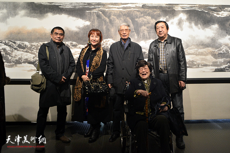 左起：杨佩璋、何敏杰、杨德树、王雪溪、孙玉河在画展现场