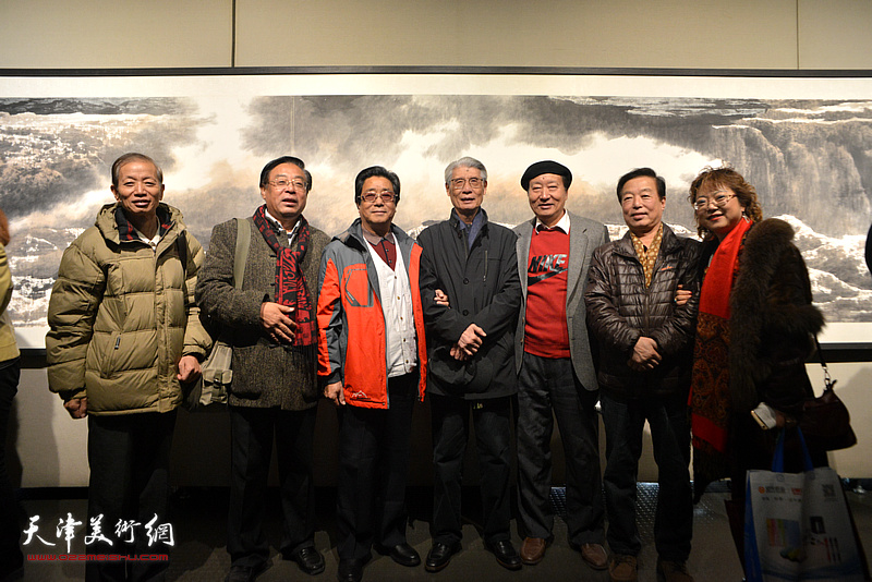 左起：赵同相、赵俊山、曲学真、杨德树、杨建国、张春蕾在画展现场