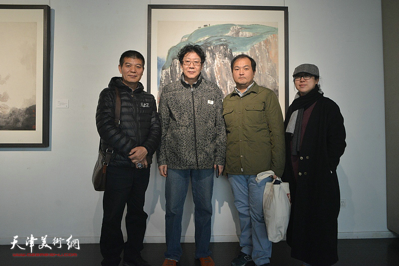 左起：范扬、晏平、陈治、武欣在画展现场