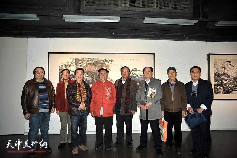 左起：高军、崔俊臣、杨建国、王超、赵俊山、刘士忠、张玉忠、韩邦跃在画展现场。
