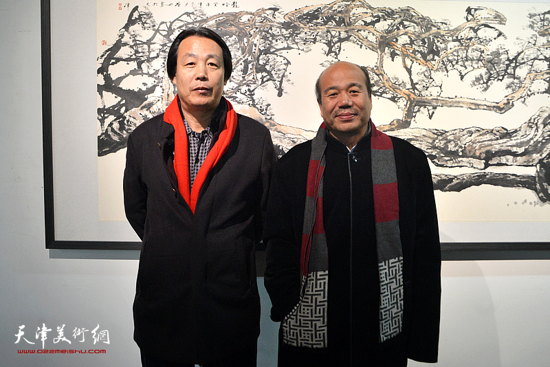 孟庆占、孔宪江在画展现场。