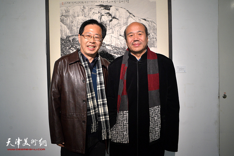 孟庆占、刘小山在画展现场。
