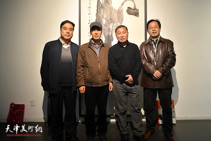 左起：韩邦跃、张玉忠、苑来、刘小山在画展现场。