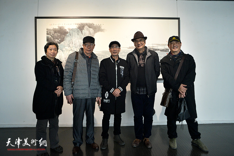 左起：许鸿茹、曹剑英、卢炳剑、张佩钢、刘志君在画展现场。