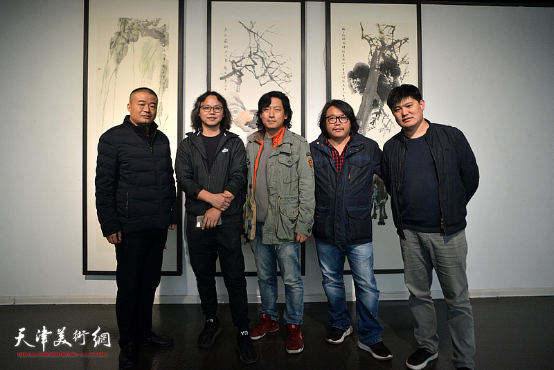左起：孙从启、何俊、梁健、尹枫、白光在画展现场。