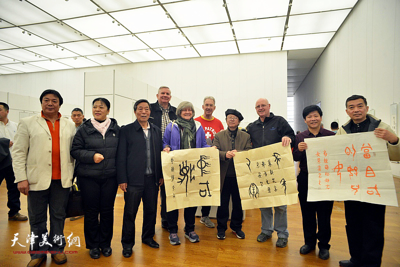热爱中国书法艺术的外国友人在展览现场。