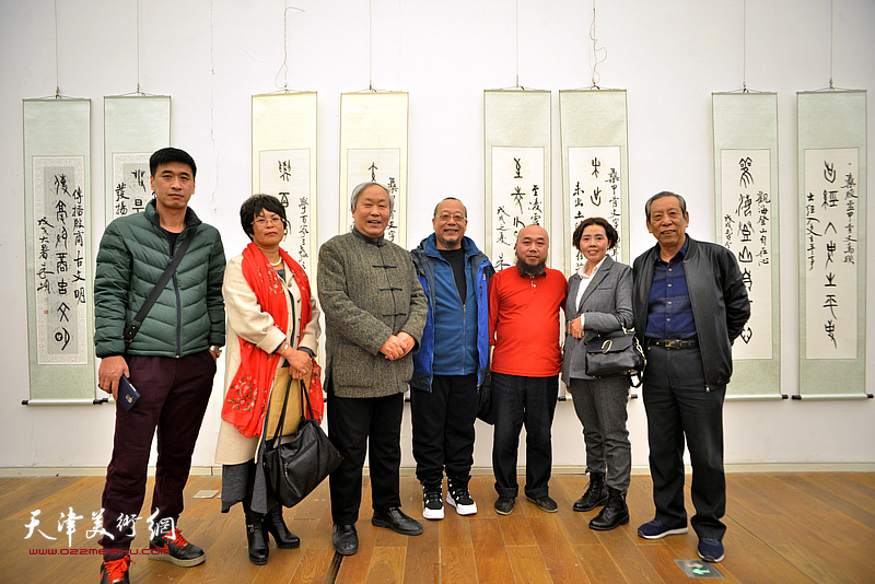 左起：宋红雨、李文华、唐云来、齐宏、陈颖、韩若愚、齐宏、佟有为在展览现场。