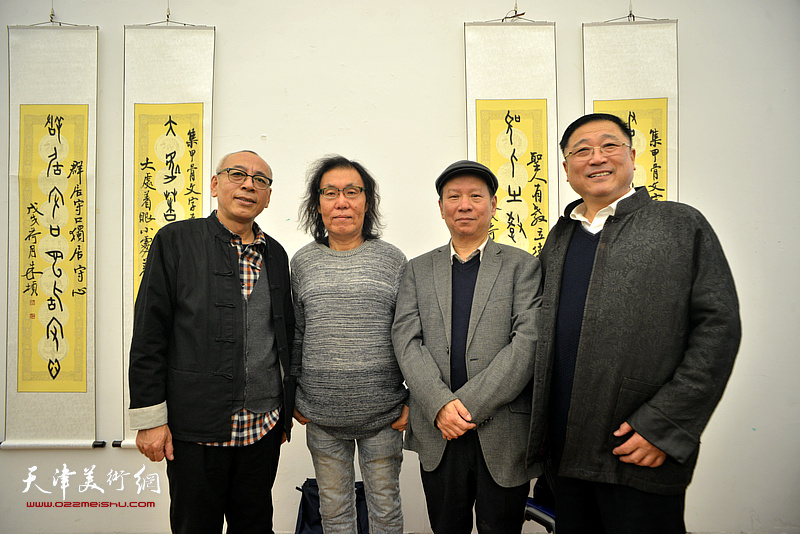 左起：王炳学、陈栋琨、张建华、王宝忠在展览现场。