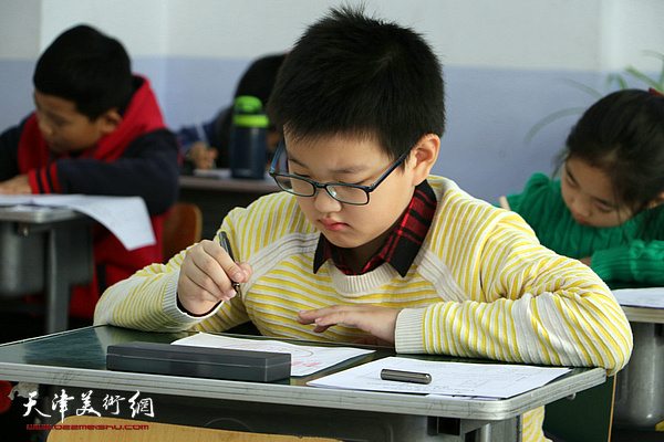 “国培项目”中国书画等级考试天津考区2018下半年考试现场。