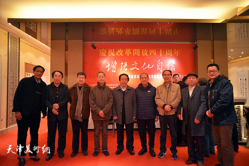 左起：孙光伟、李岳林、刘建华、赵寅、崔志强、马竞、张建华、黑俊志在展览现场。