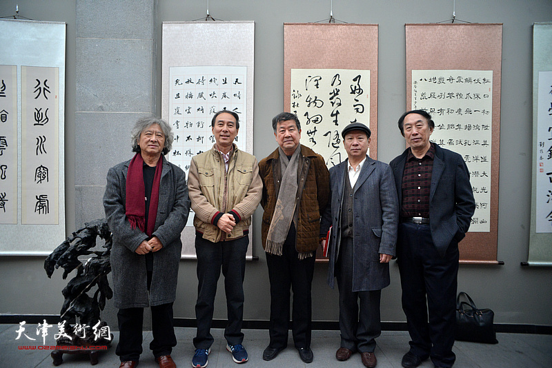 左起：刘向东、马竞、王学书、张建华、李岳林在展览现场。