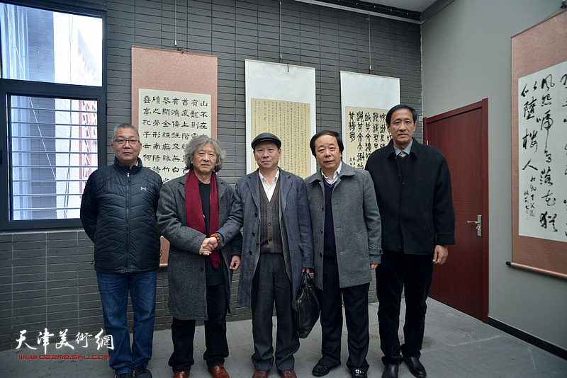 左起：赵炳刚、刘向东、张建华、赵寅、孙光伟在展览现场。