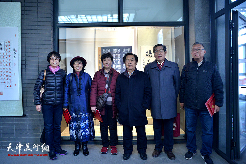 左起：刘丽华、华敬茹、单琪、王全聚、陈宝友、赵炳刚在展览现场。