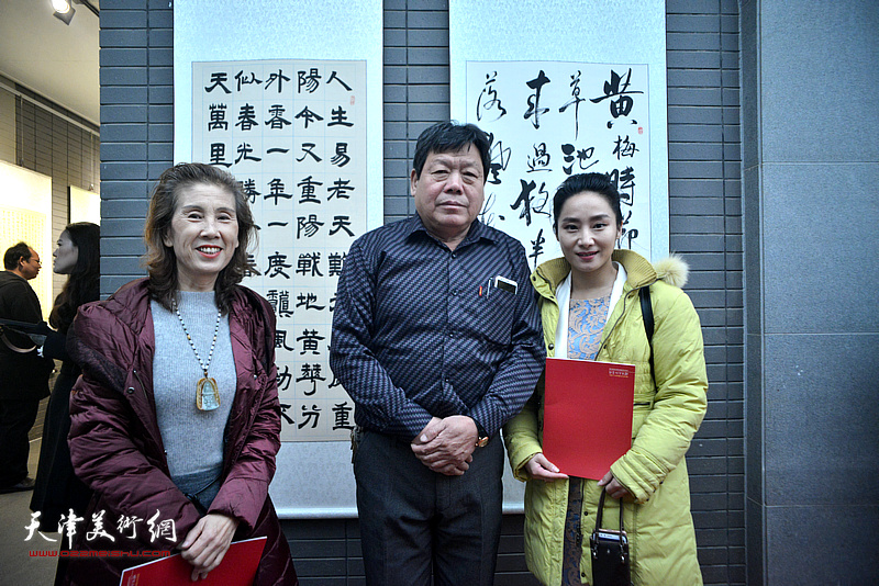 郭鸿春夫妇与主持人徐紫樱在展览现场。