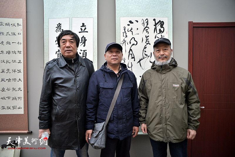 杜晓光、崔野亦、郭明在展览现场。