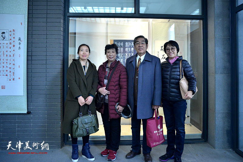 左起：马亚民、单琪、陈宝友、刘丽华在展览现场。