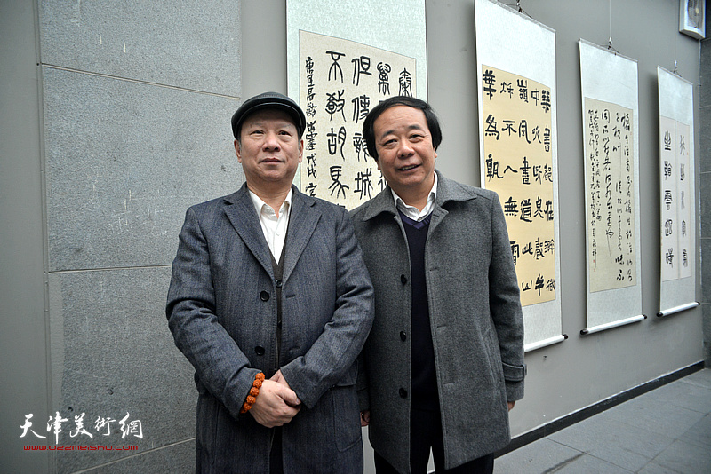 张建华、赵寅在展览现场。