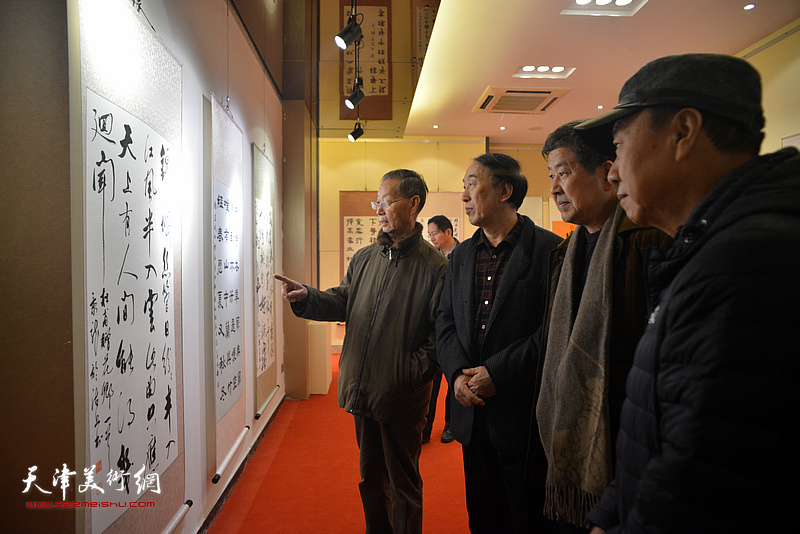 崔志强、刘建华、王学书、李岳林在展览现场观看作品。