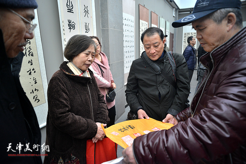 天津市书画艺术研究会庆祝改革开放四十周年书法展现场。