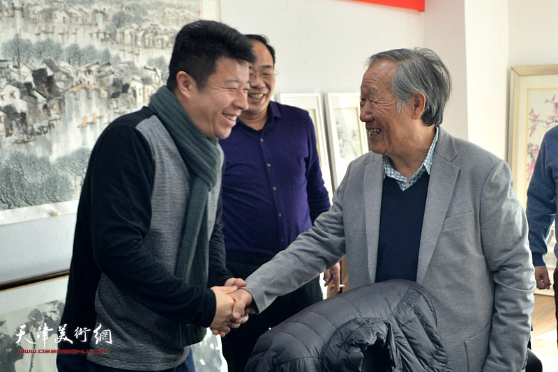 天津北方文化产业投资集团董事长王克在制作现场亲切会见姬俊尧。