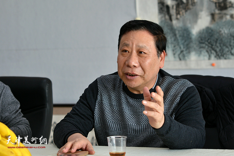 《师情画意》栏目运营总监杨利民在制作现场。