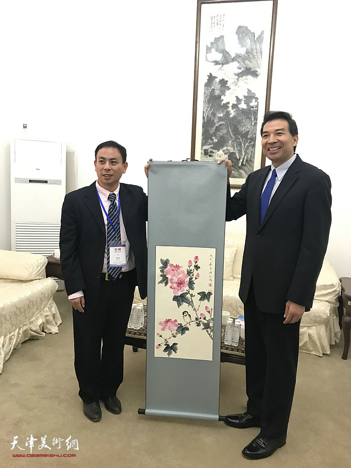 中国驻印度大使罗照辉与傅刚展示作品。