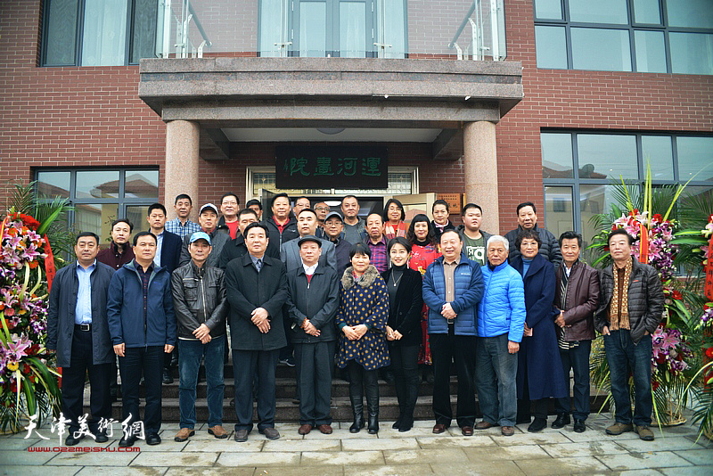 著名书法家张建华偕三名新弟子天与出席拜师仪式的嘉宾在运河画院。