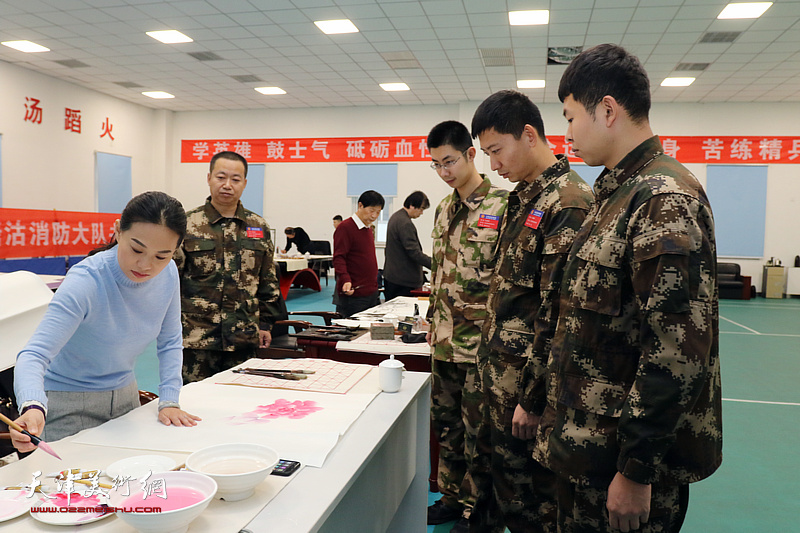 天津湖社画会书画名家走进塘沽消防大队