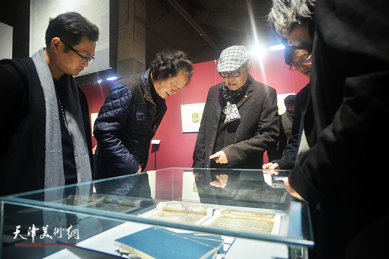 姜宝林、奚天鹰观赏展出的《芥子园画传》不同时期的版本。