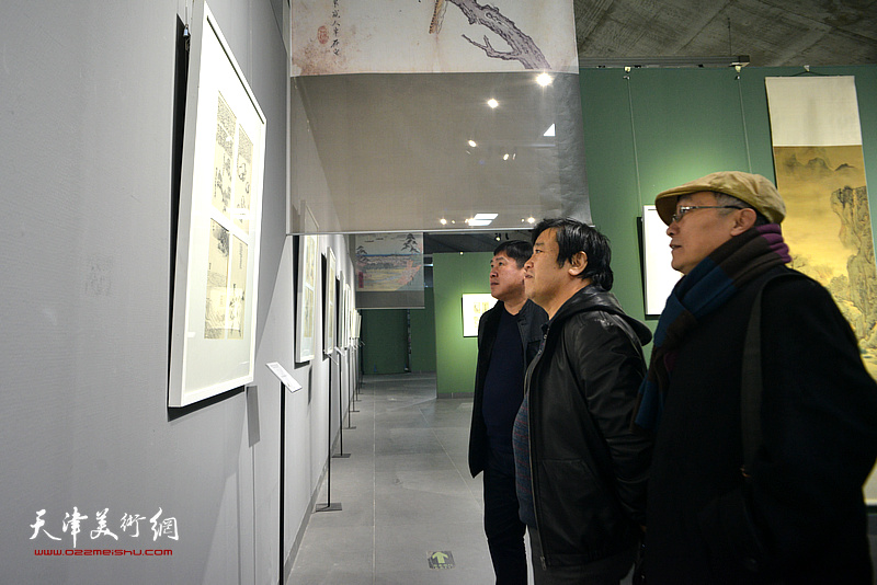 高振、李耀春、何东观看《芥子园画传》成书与流变展。