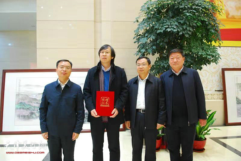 路洪明教授与刘裕斌县长、田元君副书记，县领导陈军在画作前。