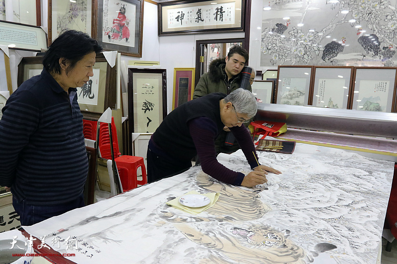天津著名画家张佩钢、李学亮联袂创作大幅国画作品《虎踏林雪待春风》