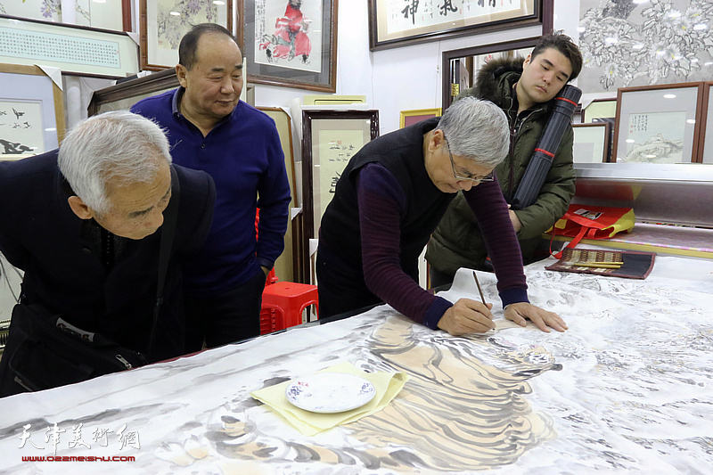 天津著名画家张佩钢、李学亮联袂创作大幅国画作品《虎踏林雪待春风》