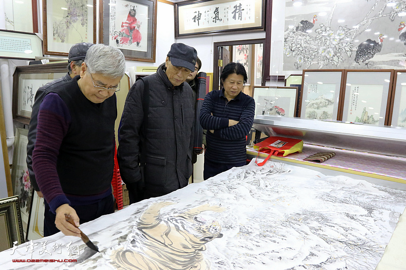 天津著名画家张佩钢、李学亮联袂创作大幅国画作品《虎踏林雪待春风》