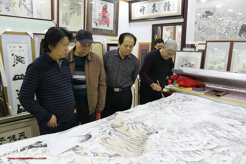 天津著名画家张佩钢、李学亮联袂创作大幅国画作品《虎踏林雪待春风》