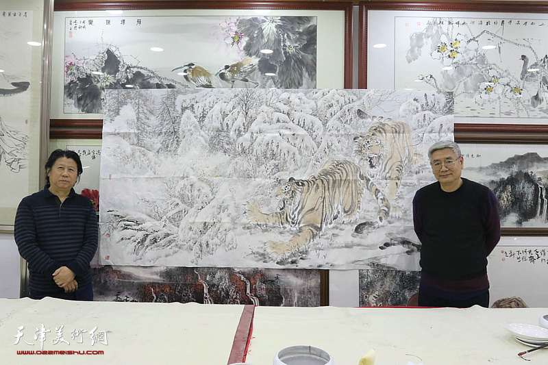 天津著名画家张佩钢、李学亮联袂创作大幅国画作品《虎踏林雪待春风》