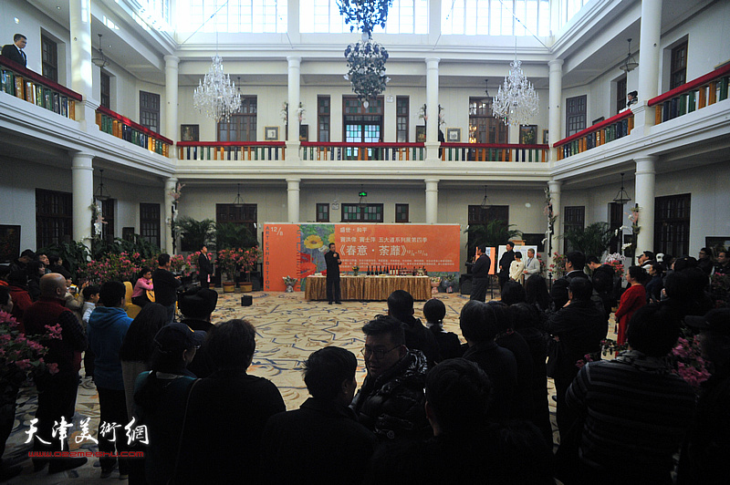 “窦洪伟、窦士萍五大道系列作品展第四季——春意·荼蘼”在庆王府开幕。