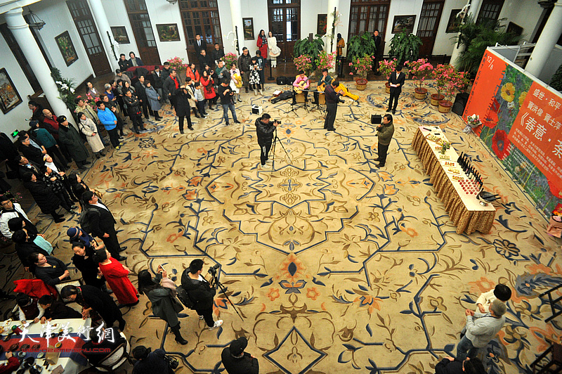 “窦洪伟、窦士萍五大道系列作品展第四季——春意·荼蘼”在庆王府开幕。