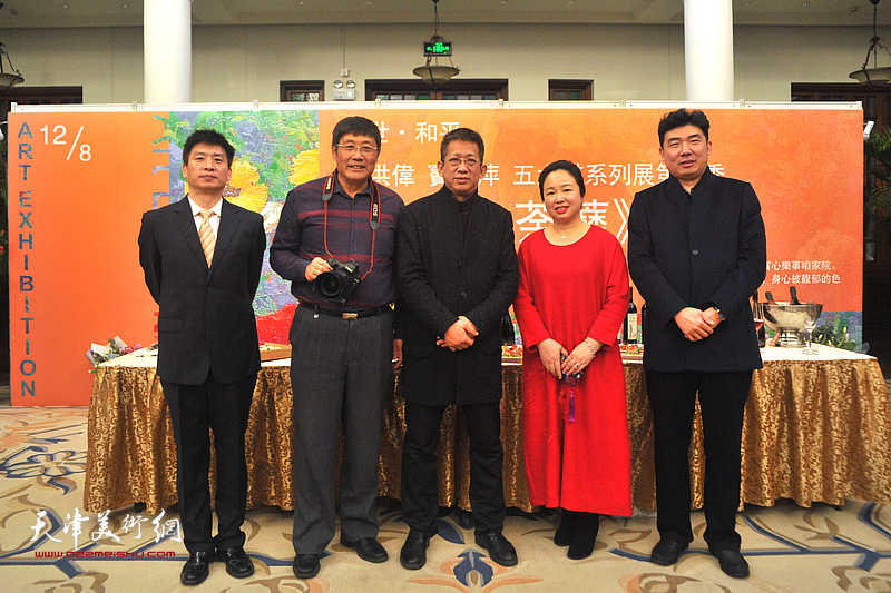 李毅峰、王健、孙娟、张春生在画展现场。