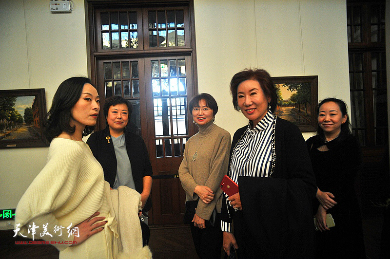 阎妍、冯筱兰等嘉宾在画展现场。